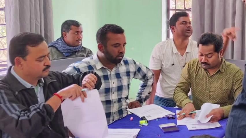করিমপুর ২: করিমপুর ২ নম্বর ব্লকের বিভিন্ন বুথে চলছে এস আই আর নিয়ে হিয়ারিং