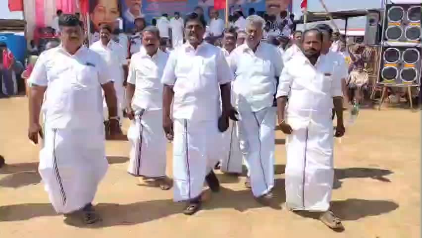 தேவகோட்டை: முன்னாள் முதல்வர்கள் எம்.ஜி.ஆர், ஜெயலலிதா பிறந்த நாள் – வடமாடு மஞ்சு விரட்டு போட்டி