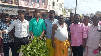 நல்லம்பள்ளி: பாகவ அள்ளி கிராமத்தில் பழைய ஊர் மாரியம்மன் திருக்கோவிலில் பால்குடம் ஊர்வலம் நடந்தது.