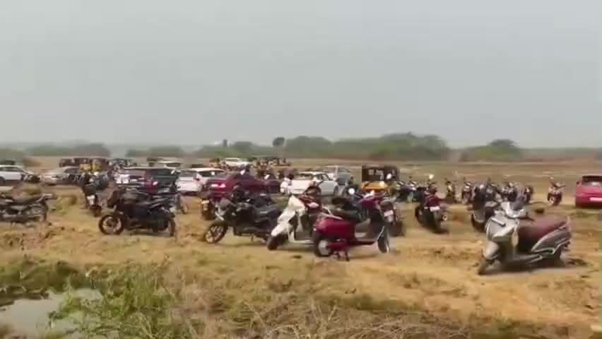 పాయకరావుపేట: రేవు పోలవరం సముద్ర తీరానికి రెండు కిలోమీటర్ల దూరంలోనే వాహనాలు నిలిపిస్తున్న పోలీసులు, అవస్థలు పడుతున్న వాహనదారులు