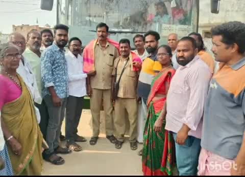 కోడేరు: బస్సులో రాజాపూర్ వద్ద నగదును పోగొట్టుకున్న మహిళకు డబ్బులు అందజేసిన కండక్టర్ ,డ్రైవర్