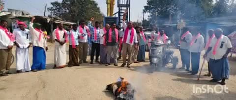 కొల్లాపూర్: జెట్ పోల్ గ్రామంలో రాష్ట్ర ముఖ్యమంత్రి రేవంత్ రెడ్డి దిష్టిబొమ్మ దగ్ధం చేసిన టిఆర్ఎస్ నేతలు