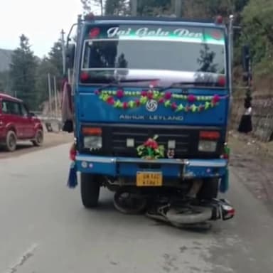 कर्णप्रयाग: सिमली ग्वालदम मोटर मार्ग पर ट्रक की चपेट में आने से एक बाइक सवार की मौत, दूसरा घायल