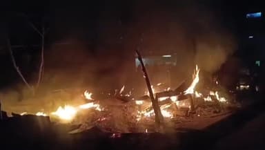 জামুরিয়া: জামুড়িয়ায় ভয়াবহ অগ্নিকাণ্ডের ঘটনায় চাঞ্চল্য ছড়াল এলাকাজুড়ে, পুড়ে ছাই আট থেকে দশটি অস্থায়ী দোকান