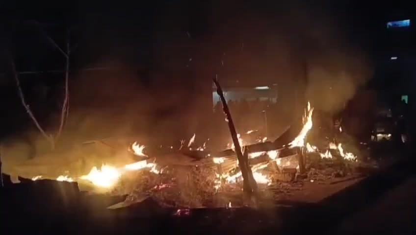 জামুরিয়া: জামুড়িয়ায় ভয়াবহ অগ্নিকাণ্ডের ঘটনায় চাঞ্চল্য ছড়াল এলাকাজুড়ে, পুড়ে ছাই আট থেকে দশটি অস্থায়ী দোকান