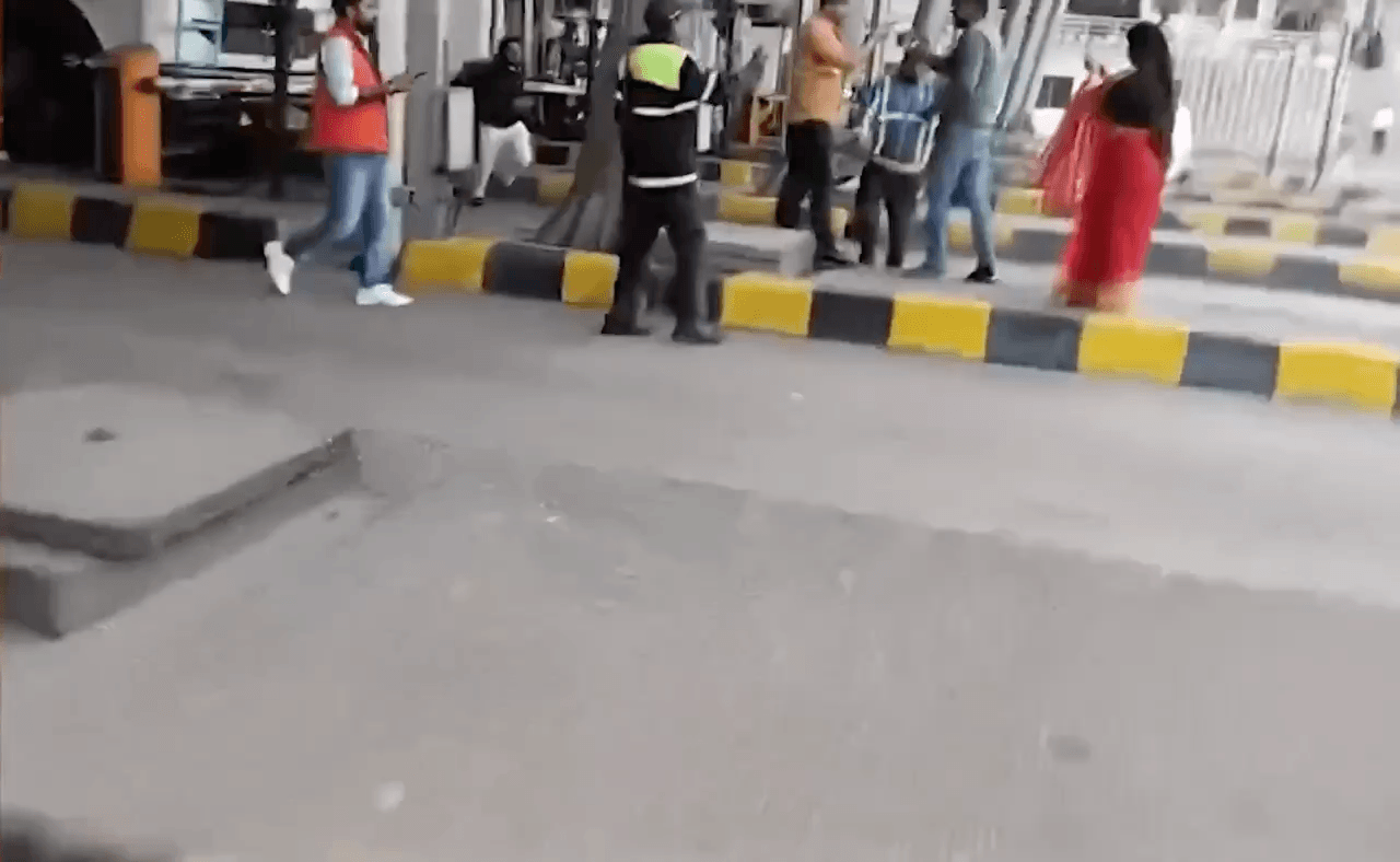 सोनभद्र में टोल प्लाजा पर अधिवक्ता आरती पांडेय और परिजनों के साथ टोलकर्मियों ने मारपीट की।  #सोनभद्र #टोलप्लाजा #मारपीट 😊