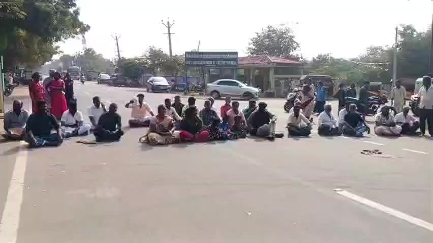 காளையார்கோவில்: மர்ம வாகனம் மோதி பேக்கரி மாஸ்டர் உயிரிழப்பு
அடையாளம் தெரியாத வாகனம் மீது நடவடிக்கை கோரி உறவினர்கள் மறியல்