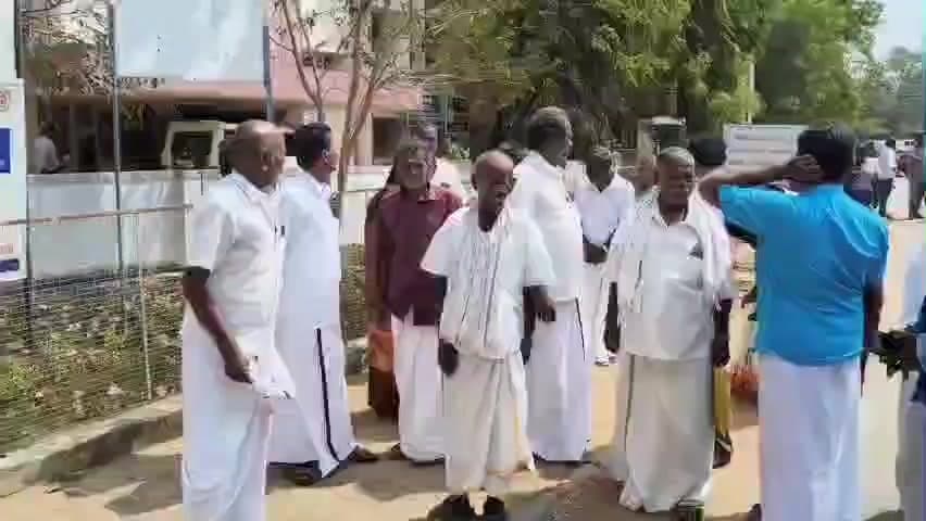 இளையாங்குடி: நான்கு ஆண்டுகளாக மழையில்லா நிலை
வறட்சி பகுதியில் நெல் கொள்முதல் நிலையம் –
மாவட்ட ஆட்சியரிடம் கண்ணமங்கலம் மக்கள் மனு