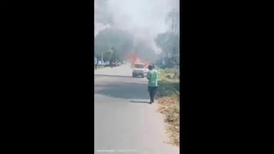 சத்தியமங்கலம்: அத்தாணி சாலையில் கொழுந்து விட்டு எரிந்த ஆம்னி வேன் தீயணைப்புத் துறையினர் தீயை கற்றுக் கொண்டு வந்தனர்