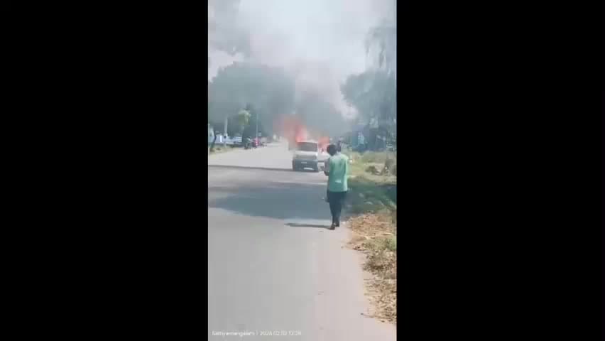 சத்தியமங்கலம்: அத்தாணி சாலையில் கொழுந்து விட்டு எரிந்த ஆம்னி வேன் தீயணைப்புத் துறையினர் தீயை கற்றுக் கொண்டு வந்தனர்