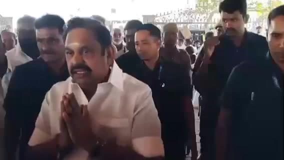ஓமலூர்: தேனி மற்றும் திருச்சியை சேர்ந்த ஓ பன்னீர்செல்வத்தின் ஆதரவாளர்கள் அதிமுக அலுவலகத்தில் பொதுச் செயலாளர் இ பி எஸ் முன்னிலை இணைவு
