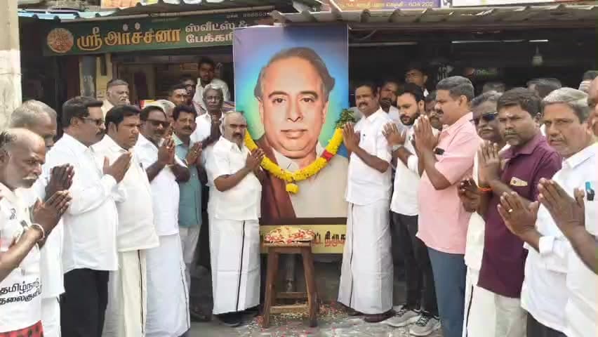 செஞ்சி: செஞ்சி பேருந்து நிலையம் அருகே 
மறைந்த முன்னாள் முதல்வர்  அண்ணாவின் நினைவு தினத்தை முன்னிட்டு திமுக சார்பில் அமைதி பேரணி - அண்ணா சிலைக்கு எம்.எல்.ஏ