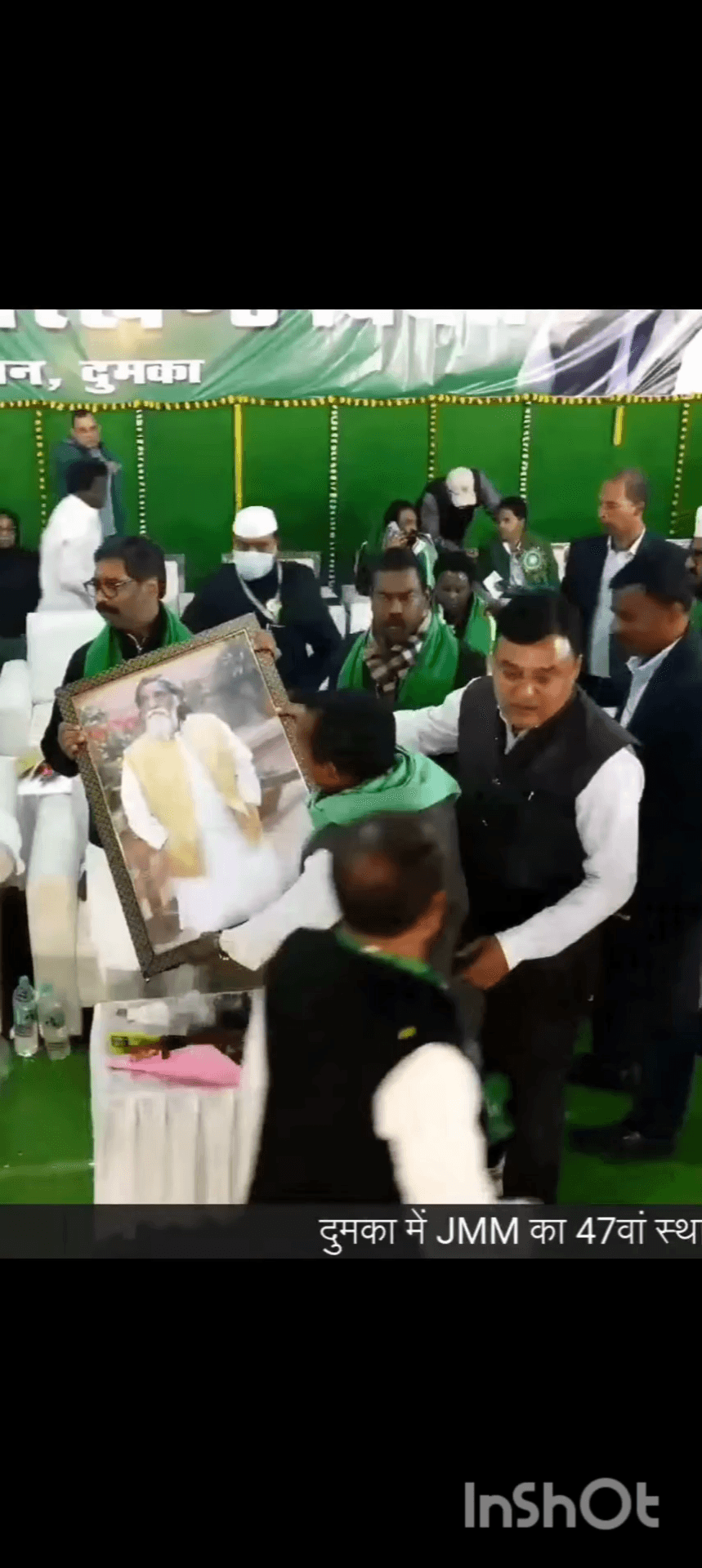 दुमका गांधी मैदान में शिबू सोरेन की फोटो देखकर माननीय मुख्यमंत्री हेमंत सोरेन और बसंत सोरेन के  केंद्रीय समिति सदस्य सलीम जहांगीर सम्मानित किया