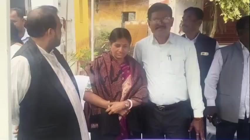 সুতাহাটা: আনন্দপুর অগ্নিকাণ্ডের ঘটনায় সুতাহাটা থানা এলাকায় নিখোঁজ দুজন পরিবারের হাতে চেক তুলে দেওয়া হয় উপস্থিত বিধায়ক
