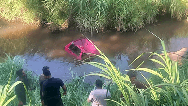 ഉടുമ്പൻചോല: ഇരട്ടയാർ നാലമുക്ക് റോഡിൽ നിയന്ത്രണം നഷ്ടമായ കാർ റോഡിന് താഴ് വശത്തെ തോട്ടിലേക്ക് മറിഞ്ഞു