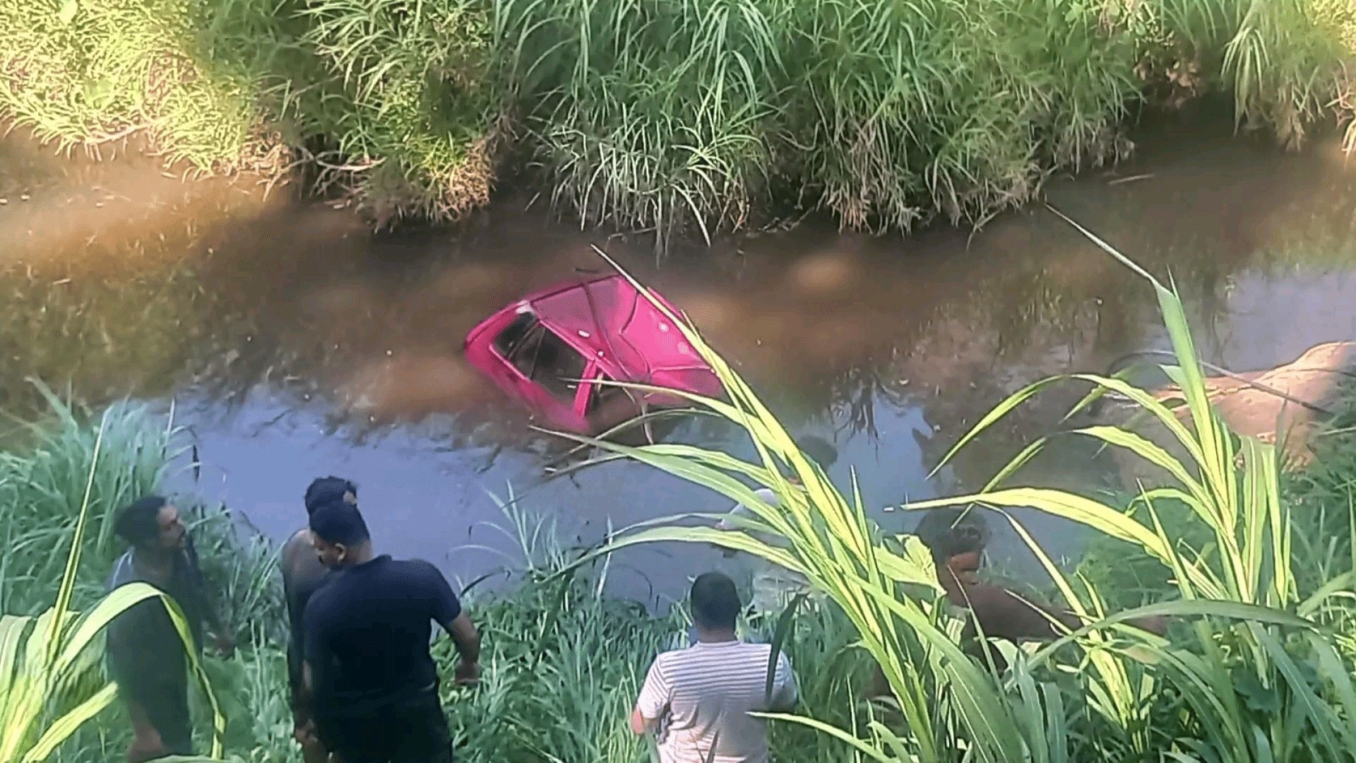 ഉടുമ്പൻചോല: ഇരട്ടയാർ നാലമുക്ക് റോഡിൽ നിയന്ത്രണം നഷ്ടമായ കാർ റോഡിന് താഴ് വശത്തെ തോട്ടിലേക്ക് മറിഞ്ഞു