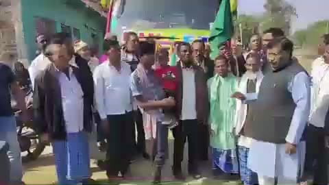 पाकुड़िया: महेशपुर विधायक ने अजमेर शरीफ जाने वाले जायरीनों को पाकुड़िया से हरी झंडी दिखाकर किया रवाना