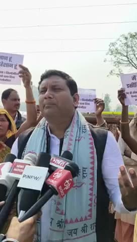 डोभी किसान हूं इसलिए परेशान हूं - अजीत सिंह डोभी (किसान नेता)
अंडर पास की मांग को लेकर ग्रामीणों ने किया प्रदर्शन,