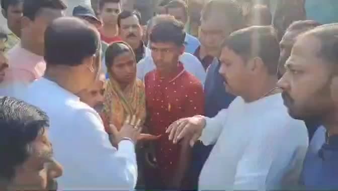 ওন্দা: মাধ্যমিকের মাঝেই আগুনে সর্বস্বান্ত ওন্দার পরীক্ষার্থী, পাশে দাঁড়ালেন অভিষেক বন্দ্যোপাধ্যায়