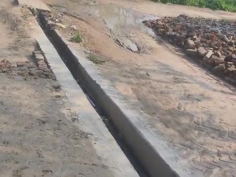 इस रास्ते मे बारिश का पानी भर जाता है सभी लोगों को आने मे तकलीफ होती है कृपया यह रास्ता ऊंचा बनाया जाय