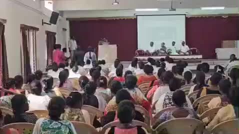 தாராபுரம்: உலகம் உங்கள் கையில் திட்டத்தின் கீழ் தாராபுரம் பெண்கள் நர்சிங் கல்லூரியில் இலவச மடிக்கணினிகளை அமைச்சர் கயல்விழி செல்வராஜ் வழங்கினார்