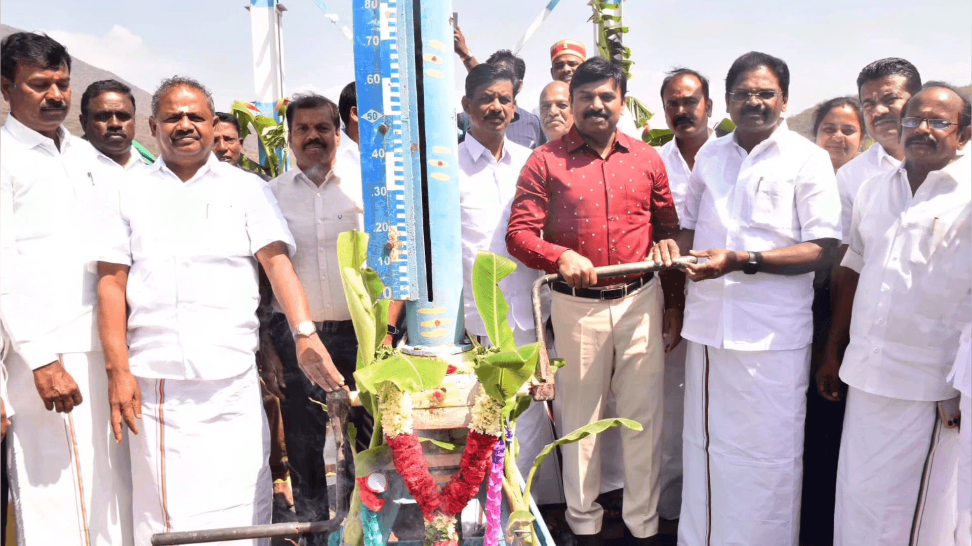 கடையம்பட்டி: தொப்பையாறு நீர்த்தேக்கத்திலிருந்து விவசாய நிலம் பாசனத்திற்காக கலெக்டர் சதீஷ் தண்ணீர் திறந்து வைத்தார்கள்.