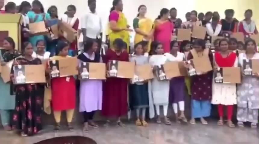 செய்யூர்: பொலம்பாக்கம் பகுதியில் கல்லூரி மாணவ மாணவிகளுக்கு மடிக்கணினிகள் நிகழ்வுகள் வழங்கப்பட்டது