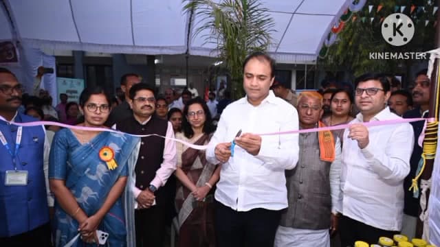 कारंजा: कारंजा येथे संपूर्णत: अभियान 2.0 व आकांक्षा हाटचे पालकमंत्री पंकज भोयर यांच्या हस्ते उद्घाटन