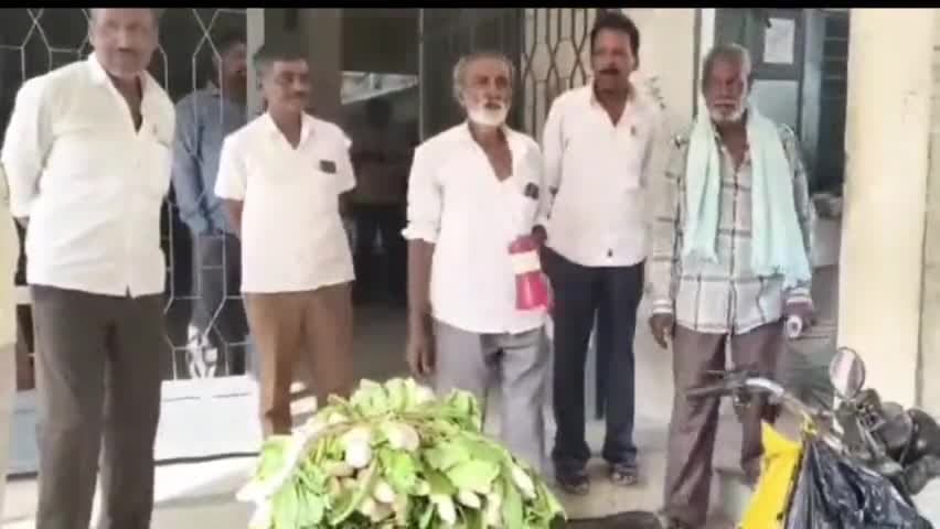 ಮಧುಗಿರಿ: ಮಧುಗಿರಿಯ ಅಧಿಕಾರಿಗಳಿಗೆ ಲಂಚವಾಗಿ ನೀಡಲು ಬೆಳದ ಮೂಲಂಗಿಯನ್ನೇ ತಂದೆ ರೈತ