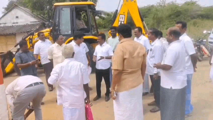 அறந்தாங்கி: ஆளப்பிறந்தானில் புதிய தார் சாலை அமைக்க நடந்த பூமி பூஜை நிகழ்வில் MLA ராமச்சந்திரன் முன்பு திமுக காங்கிரஸ் வாக்குவாதம் பரபரப்பு