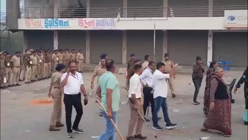કપડવંજ: કઠલાલ બાદ કપડવંજ માં પણ કિન્નર ના જમાવડા ને લઇ ને જિલ્લા પોલીસ ના ધાડેધાડા ઉતારી દેવાયા.