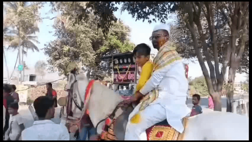 कराड: कराड तालुका येथेमतदानाचा हक्क बजावण्यासाठी हळदीच्या अंगाने घोड्यावरून नवरदेव मतदान केंद्रावर