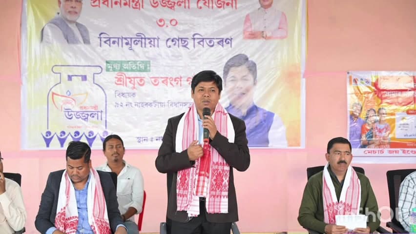 নাহৰকটীয়া: নামৰূপত প্ৰধানমন্ত্ৰী উজ্জ্বলা যোঁ‌জনা ৩.০ৰ অধীনত ১৫০০ হিতাধিকাৰী মাজত বিনামূলীয়া গেছ বিতৰণ কৰিলে বিধায়ক তৰংগ গগৈয়ে