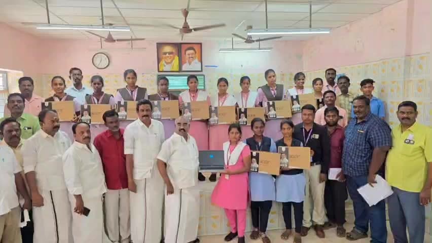 செஞ்சி: செஞ்சி வட்டத்தில் உள்ள தனியார் தொழிற்பயிற்சி கல்லூரி மாணவர்களுக்கு மடிகணிணி வழங்கிய சட்டமன்ற உறுப்பினர்