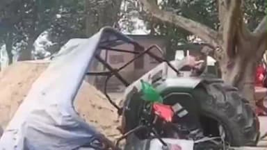 गौनहा: सहोदरा थाना क्षेत्र की जमुनिया-नरकटियागंज मुख्य सड़क पर शनिवार को एक बाइक सवार को बचाने के प्रयास में ट्रैक्टर पलटा