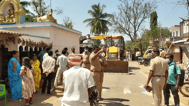 காரியமங்கலம்: தருமபுரி  அருகே 50 ஆண்டுகளாக குடியிருந்து வந்த   34 வீடுகள் அகற்றம் - கோயிலில் தஞ்சமடைந்த பொதுமக்கள்
