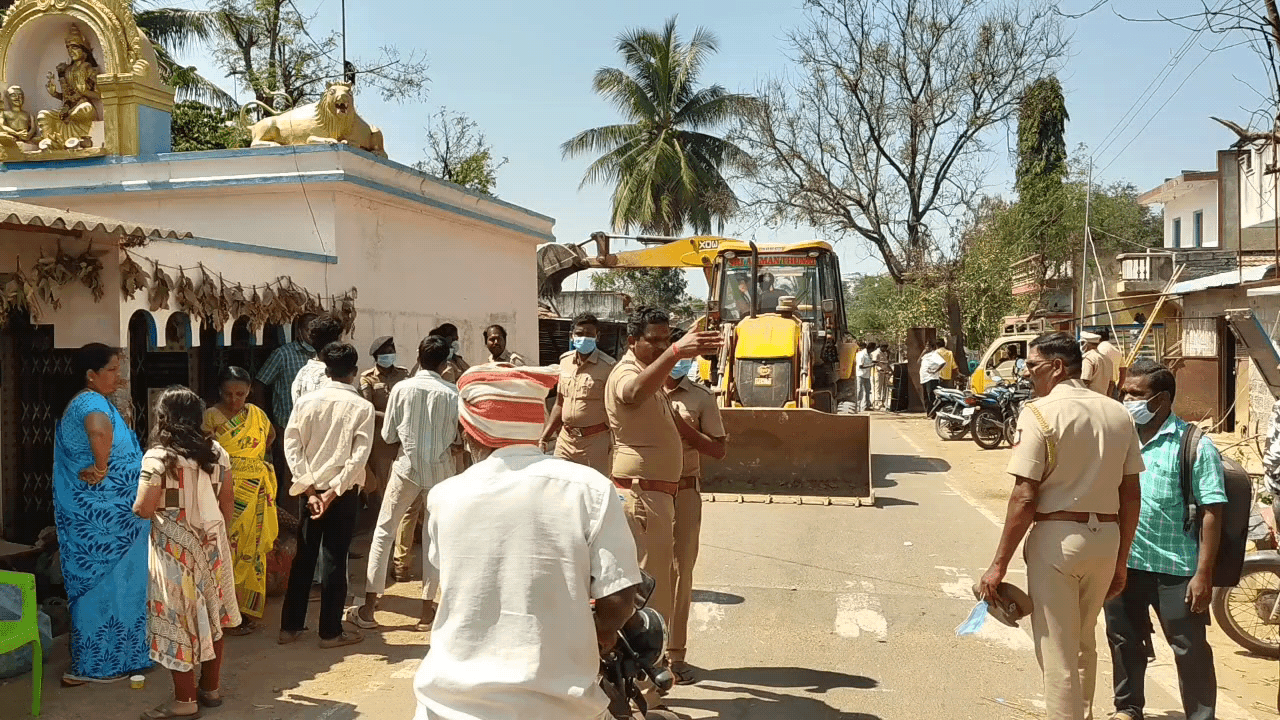 காரியமங்கலம்: தருமபுரி  அருகே 50 ஆண்டுகளாக குடியிருந்து வந்த   34 வீடுகள் அகற்றம் - கோயிலில் தஞ்சமடைந்த பொதுமக்கள்