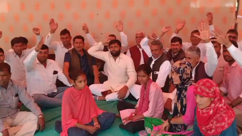 बज्जू: बज्जु में खेजड़ी बचाओ आंदोलन का समर्थन, पर्यावरण प्रेमियों ने एसडीएम कार्यालय के सामने धरना दिया