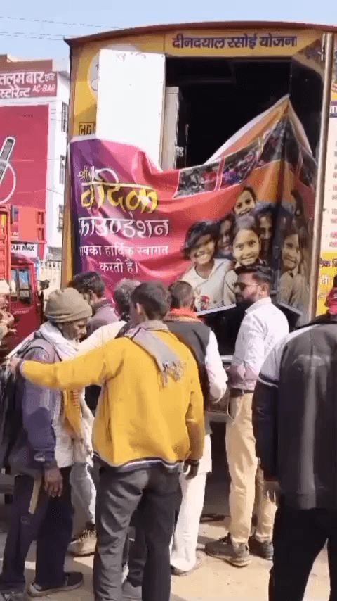 श्रीवैदिक फाउंडेशन के द्वारा मरीज अटेंडर को खाना वितरण कार्यक्रम में सम्मलित रहा। #gwalior #donation #viral #newsstate