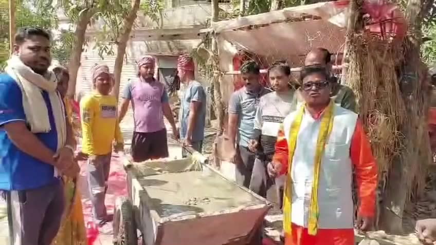 খেজুরি ২: খেজুরি ২১২ নম্বর বুথে কংক্রিট ঢালাই রাস্তা নির্মাণের শুভ উদ্বোধনে উপস্থিত খেজুরি গ্রাম পঞ্চায়েতের প্রধান কালীপদ মন্ডল