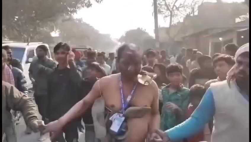 बसंतपुर: सिवान: शिक्षक ने छात्रा से की छेड़खानी, ग्रामीणों ने चप्पल-जूतों की माला पहनाकर जताया विरोध