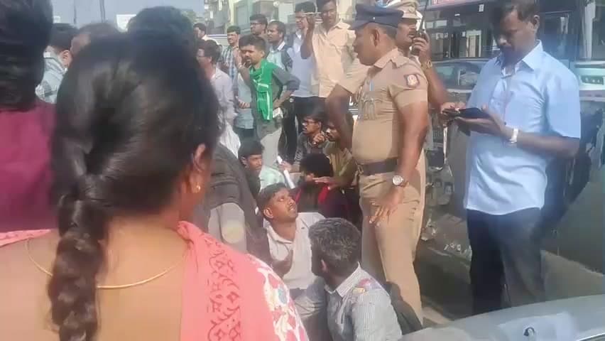 அமைந்தகரை: கல்லூரிகளில் அமைக்கப்பட்ட தேர்வு மையத்திற்கு வந்த தேர்வர்களுக்கு காத்திருந்த அதிர்ச்சி - சாலையில் அமர்ந்து தர்ணாவில் ஈடுபட்ட சோகம்
