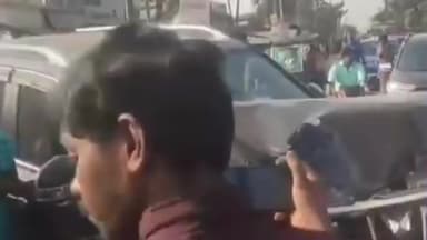 শহিদ মাতঙ্গিনী: তমলুক মেচেদা রাজ্য সড়ক শহীদ মাতঙ্গিনী ব্লক শান্তিপুরে কাছে পাইভেট কার মালভোজের ছোট ট্রাকের পিছনে ধাক্কা যখন গাড়ি চালক