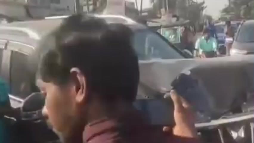 শহিদ মাতঙ্গিনী: তমলুক মেচেদা রাজ্য সড়ক শহীদ মাতঙ্গিনী ব্লক শান্তিপুরে কাছে পাইভেট কার মালভোজের ছোট ট্রাকের পিছনে ধাক্কা যখন গাড়ি চালক