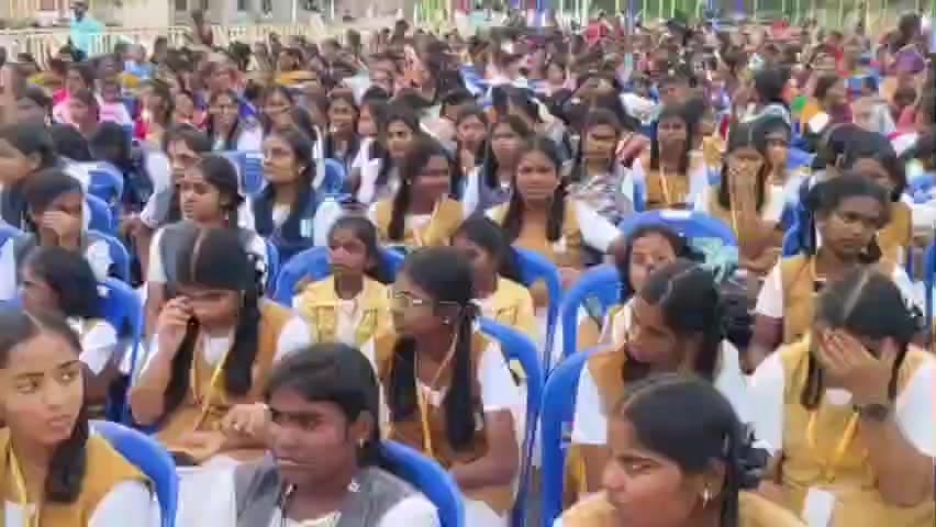 திருப்பத்தூர்: ஆசிரியர்கள், பணியாளர்களுக்கு தங்க நாணயம் – மலேசியா சுற்றுலா பரிசு வழங்கிய பள்ளி தாளாளர்