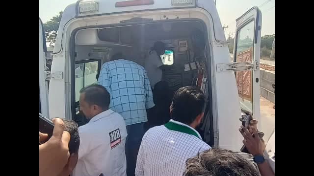 మంథని: సిమెంట్ బ్రిక్స్ లోడ్ తో వెళ్తుండగా పొలాల్లో బోల్తా పడ్డ ట్రాక్టర్., పలువురికి గాయాలు చికిత్స కోసం ఆసుపత్రికి తరలింపు