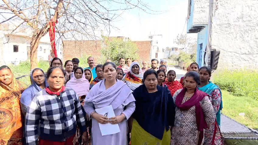 नाहरी गांव की श्रीराम कॉलोनी में मूलभूत सुविधा न मिलने कारण ग्रामवासी रहते हैं परेशान सुनवाई नहीं कर रही सरकार।