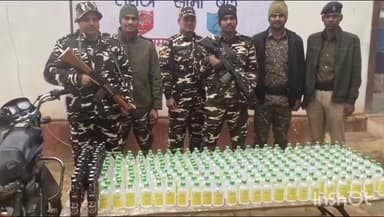 बनकटवा: पुलिस एवं SSB के जवानों ने नेपाली शराब के साथ एक मोटरसाइकिल को किया ज़ब्त