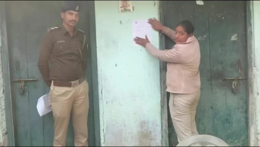 मनीगाछी: इश्तिहार वारंटी अभियुक्त के घर न्यायालय का नोटिस चिपकाया गया, मनिगाछी थाना की कार्रवाई