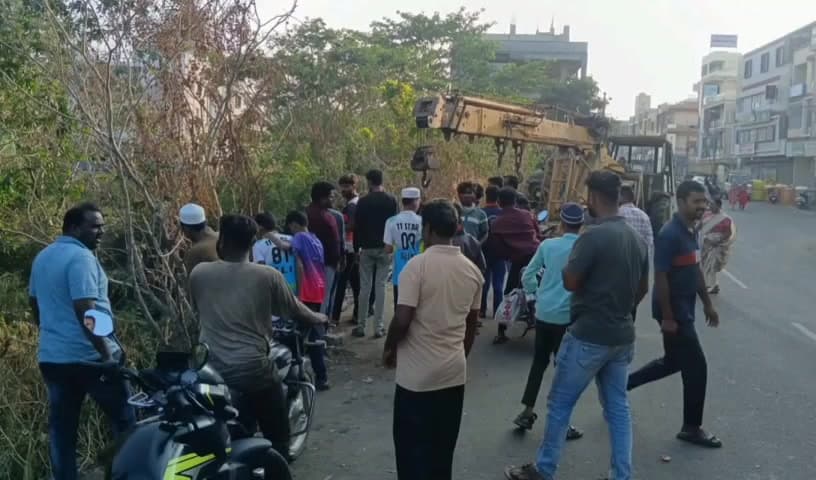ನಿಪ್ಪಾಣಿ: ನಗರದಲ್ಲಿ: ನಿಯಂತ್ರಣ ತಪ್ಪಿ  ಬೈಕ್ ಸಮೇತವಾಗಿ ಹಳ್ಳಕ್ಕೆ ಬಿದ್ದ ಸವಾರ